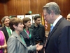 Foto: La delegaci�n de Think Gaur saluda a Al Gore 