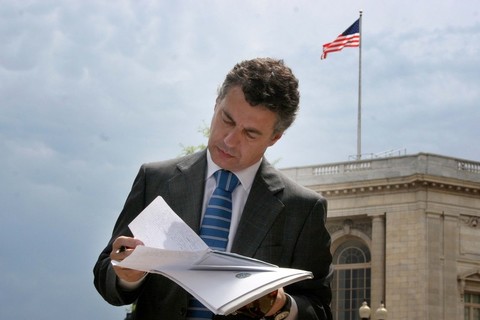 Foto: I�igo Urkullu revisa unos documentos en su visita a Washington