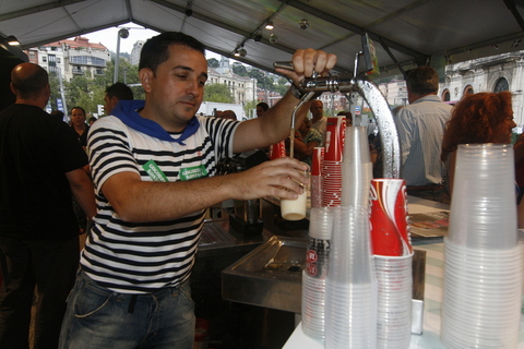 Argazkia: Ahaldunak, Bilboko zinegotziak eta Burukideak tragoak jartzen Gogorregin.