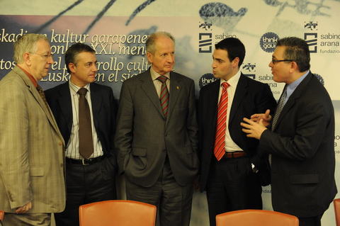 Argazkia: I�igo Urkullu tailerreko hizlariekin 