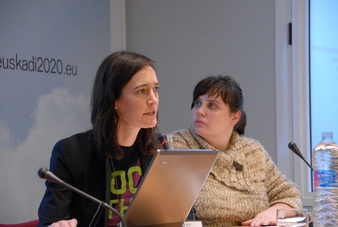 Argazkia: George Washington Universityko irakaslea den Heather Smithen hitzaldia