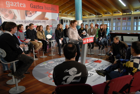 Argazkia: Ekitaldiaren hasierako hitzaldia EGIko ordezkari batek egin zuen , Irati Gondrak 