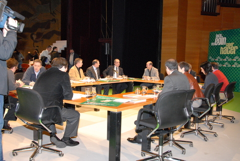 Foto: La  presentaci�n ha sido a cargo de los miembros del EBB y del Lehendakari Ibarretxe