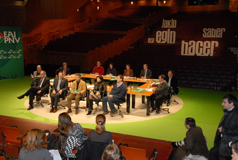 Foto: Los miembros del EBB  y el   Lehendakari conversan con los medios de comunicaci�n 